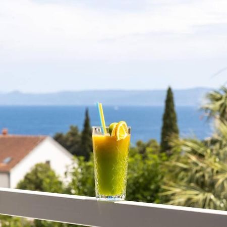 Holiday In Bol **** Yellow Exterior foto